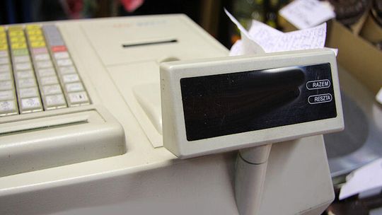 Dwóch mężczyzn napadło na sklep. Ukradli... pustą kasę fiskalną
