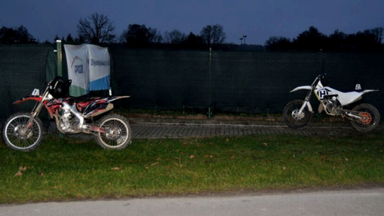 Dwóch nastolatków na crossowych motocyklach. Skończyło się wypadkiem