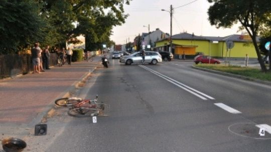 Dwóch rannych rowerzystów po zderzeniu z motocyklem