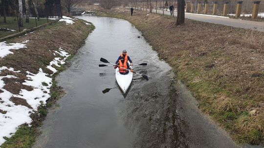 Dwóch śmiałków w kajaku. Zimą przetarli szlak na Uherce 