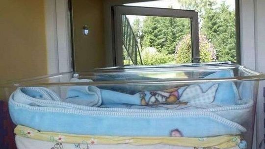 Dwoje dzieci porzuconych w "oknie życia". Chłopiec ma już około 1,5 roku