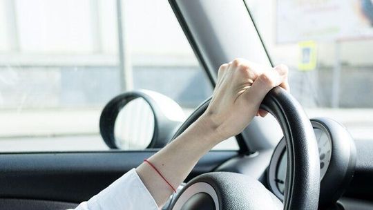 Dwoje dzieci w samochodzie. Za kierownicą pijana matka