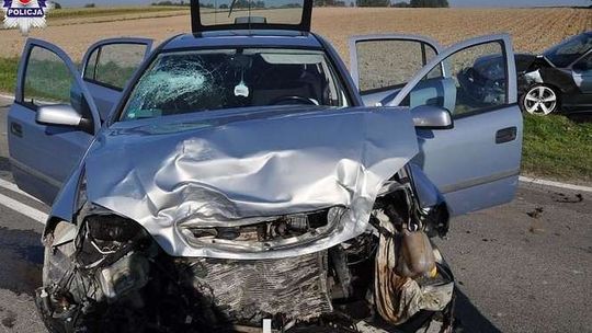 Dwoje dzieci w szpitalu po wypadku opla i BMW