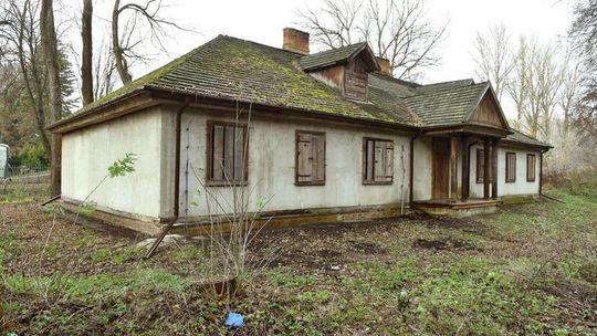 Dwór już nie będzie straszył. Jest umowa na remont zabytku 