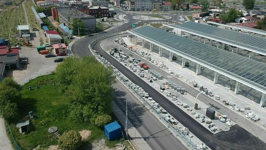 Dworzec Metropolitalny miał być gotowy do połowy maja. Szykuje się kolejna obsuwa. Zdjęcia z drona