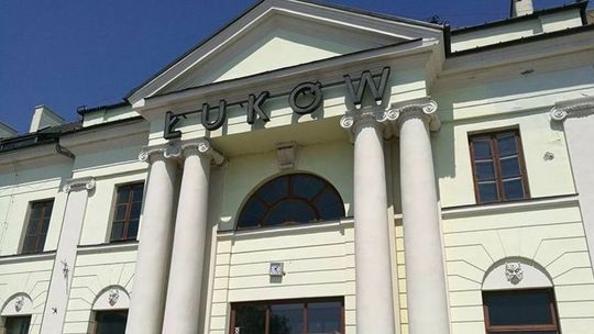Dworzec PKP w Łukowie stoi pusty. Wprowadzą się tam urzędnicy?