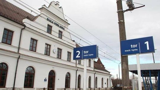 Dworzec PKP zamykają o godzinie 22. Pasażer pyta, gdzie czekać na pociąg, gdy jest zimno