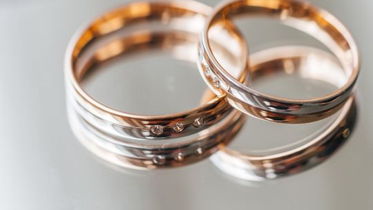 Dwukolorowe obrączki – dlaczego cieszą się tak dużą popularnością?