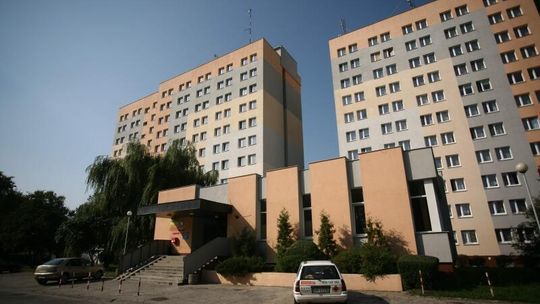 Dwulatek wypadł z okna na 9. piętrze wieżowca w Radomiu