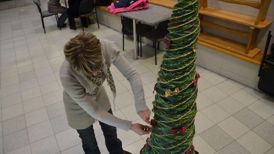 Dwumetrowa choinka z papierowej wikliny trafi na aukcję WOŚP