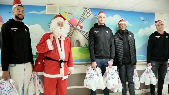 Dwumetrowi pomocnicy Mikołaja przekazali prezenty