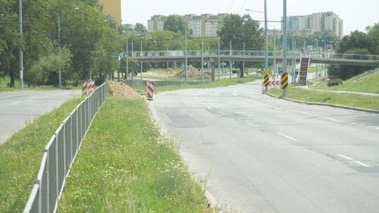 Dwupasmówka zostanie zbudowana od nowa. Robotnicy na drodze, autobusy na objazdach