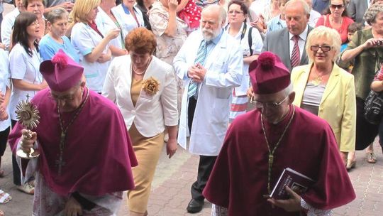 Dyniska: Biskup przywiezie relikwie papieskie