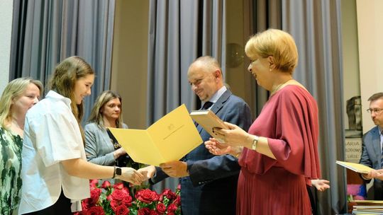 Dyplomy i stypendia od prezydenta dla najlepszych uczniów