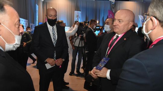 Dyrektor biura Jarosława Kaczyńskiego, członek zarządu spółki PKP – kogo jeszcze zakażenie Czarnka wysłało na kwarantannę?