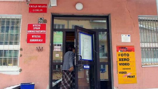 Dyrektor z zarzutem, ale nie do ruszenia. Bo na zwolnieniu