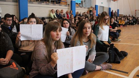 Dyrektor zwolniony dyscyplinarnie za podwyżki dla nauczycieli? Bunt w szkole, społeczność stanęła w jego obronie