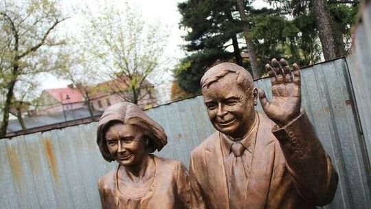Dyskusja o pomniku Lecha i Marii Kaczyńskich. Jest odpowiedź społecznego komitetu