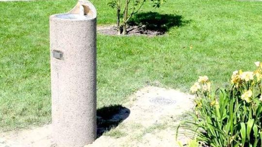 Dystrybutory wody pitnej stanęły w Puławach. Niestety jeden już ktoś uszkodził