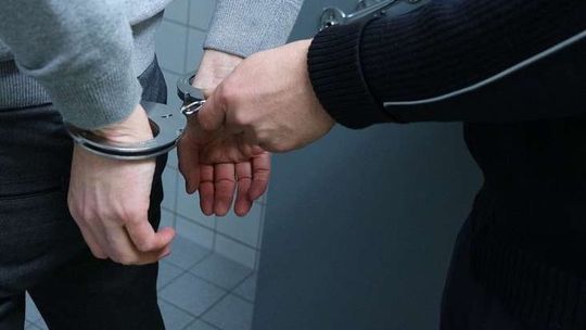 Dźgnął kolegę nożem w okolice serca. Na ławie oskarżonych także siostra i matka