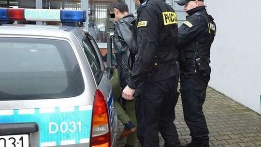 Dźgnął nożem kolegę i poszedł do sąsiada