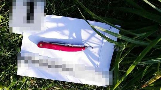 Dźgnął scyzorykiem starszego kolegę, 22-latek walczy o życie