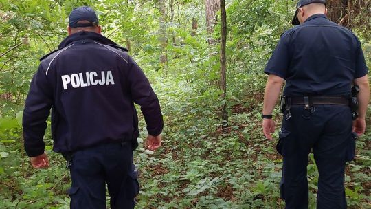 Dziadek z wnukiem poszli do lasu. Odnalazł ich był pies tropiący