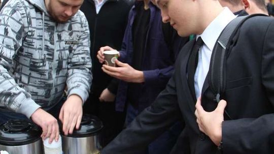 Działacze partii KORWiN rozdawali uczniom drożdżówki