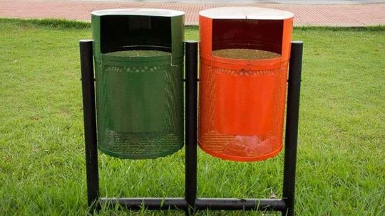 Działkowicze wrócili nad jeziora, a śmieci do lasu 