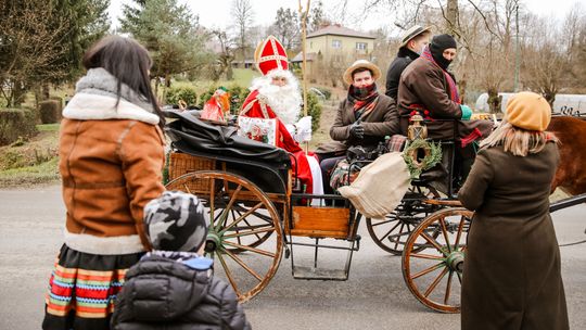 Dzieci czekały na niego cały rok. Do Krzczonowa święty Mikołaj przyjechał bryczką