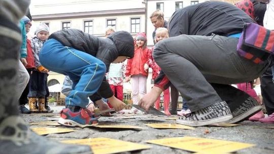 Dzieci i „365 reklamówek śmieci”. Jak mądrze wykorzystać foliowe torby?