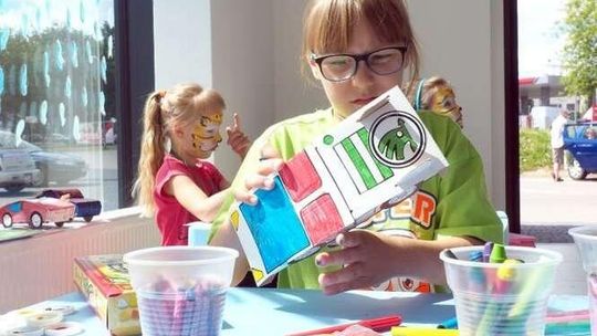 Dzieci i auta. Ile maskotek zmieści się w bagażniku?