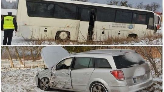 Dzieci jechały do szkoły. W autobus uderzył samochód