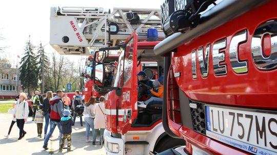 Dzieci lubią strażackie wozy. Piknik w Puławach