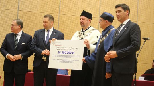 Dzieci mają ćwiczyć z dziadkami. Minister Czarnek daje na to 50 mln zł 