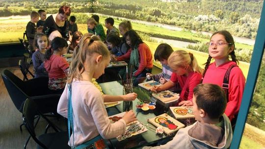 Dzieci na warsztatach ze sztuki ludowej (zdjęcia)