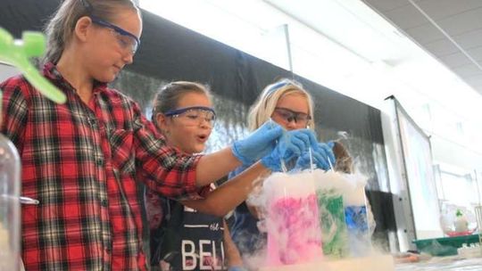 Dzieci oczarowane nauką. Lubelski Festiwal Nauki w Puławach (zdjęcia)