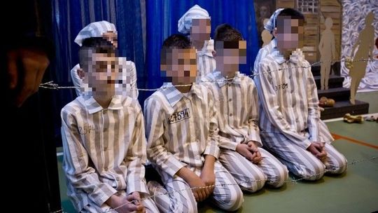Dzieci odgrywały sceny "gazowania Żydów". Prokuratura wszczyna śledztwo