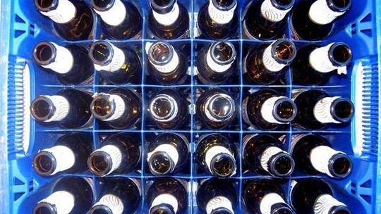 Dzieci piją żeby zaimponować innym. Komisja będzie z tym walczyć... ulotkami