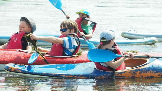 Dzieci pływały kajakami po Bystrzycy