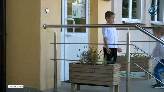 Dzieci pod drzwiami, szkoła zamknięta. "Dyrektor powinna się wytłumaczyć"