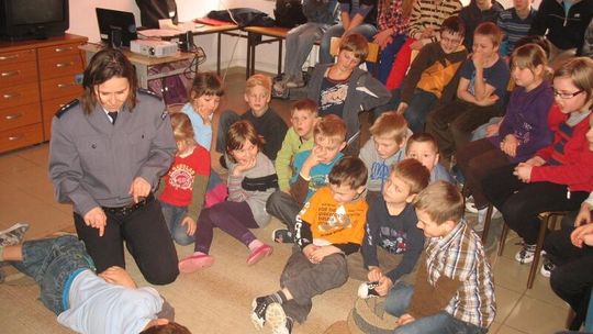 Dzieci przymierzyły kamizelki kuloodporne i dotknęły kajdanek