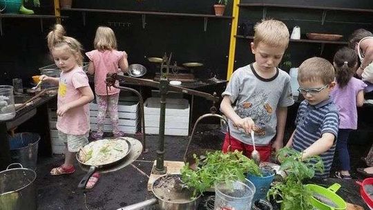 Dzieci są albo czyste, albo szczęśliwe. Tak działa Błotna kuchnia