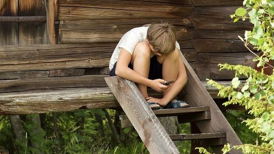 Dzieci w sieci. Potrafią surfować nawet przez całą noc. Najnowsze wyniki badań