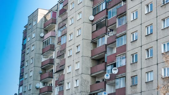 Dzieci wychylały się z okna, ojciec miał 1,5 promila. Interweniowała policja