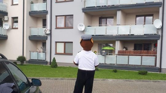 Dzieci z Łukowa na kwarantannie odwiedził gość z komendy