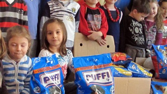 Dzieciaki dokarmiają zwierzaki: Ponad 150 kg karmy od przedszkolaków dla bezpańskich psów