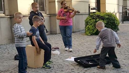 Dziecięca uliczna kapela ze Starego Miasta w Lublinie podbija internet