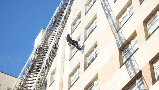 Dzieciom takie pozytywne emocje się należą. Strażacy zjechali po ścianach szpitala
