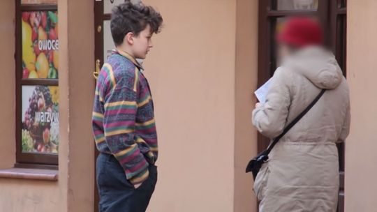 Dziecko chodzi po Lublinie i prosi o kupno jedzenia. Jak reagują przechodnie? [wideo]